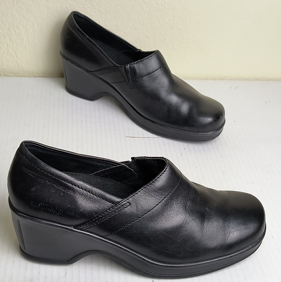 Eastland Black Clogs Shoes with Leather Finish and Slip-On Design 8M Casual - Picture 3 of 9